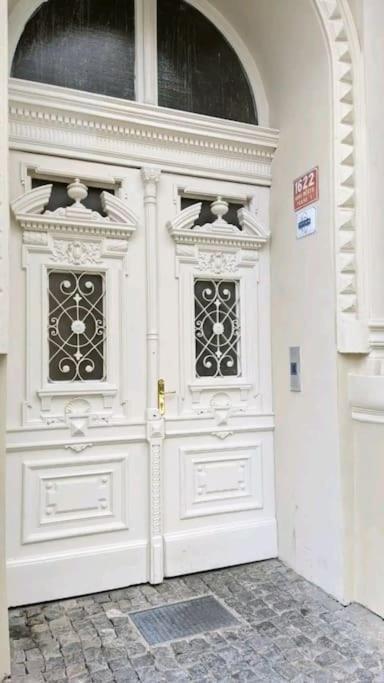 Romantic Apartment In The Center Of Прага Екстериор снимка